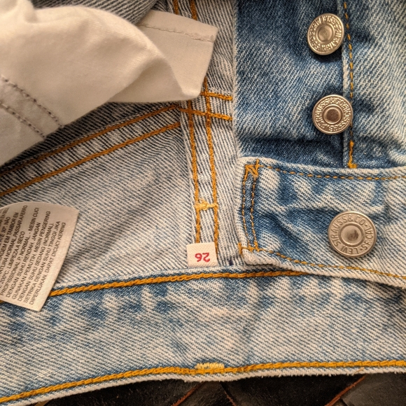 LEVIS WEDGIE FIT SHORTS SIZE 26 - Picture 2 of 4